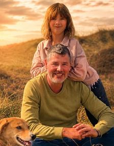 Dirk Schneider mit Familie und Hund